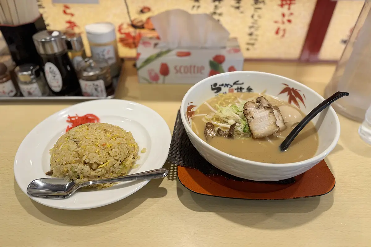 らーめん世界 富山 呉羽店　レギュラーセット（旨み醤油豚骨らーめん+絶品やきめし）