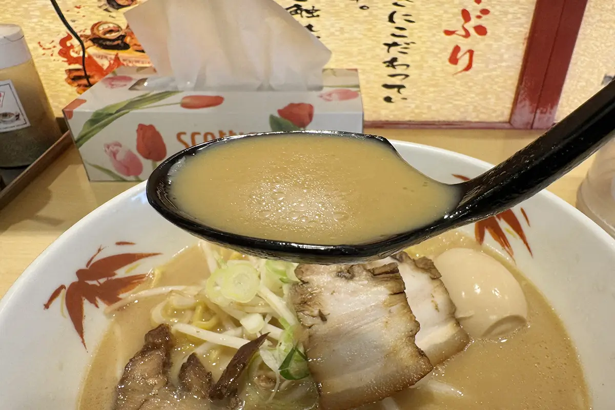 らーめん世界 富山 呉羽店　旨み醤油豚骨らーめん　スープ