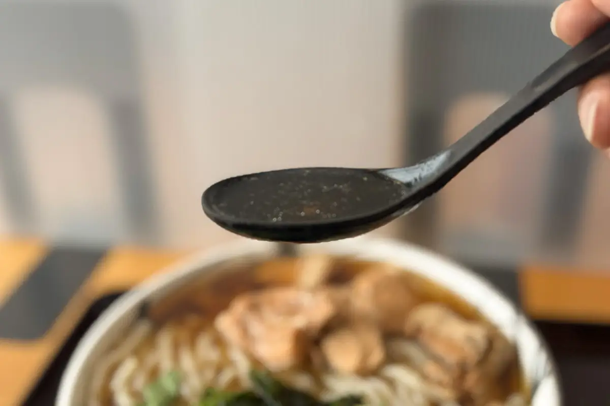 麺専門店 アラキ ホルモンうどん スープ