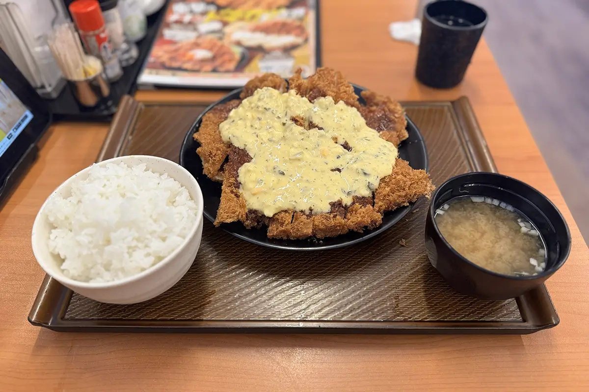 衝撃のチキンドデカツ定食(甘とろタルタル)