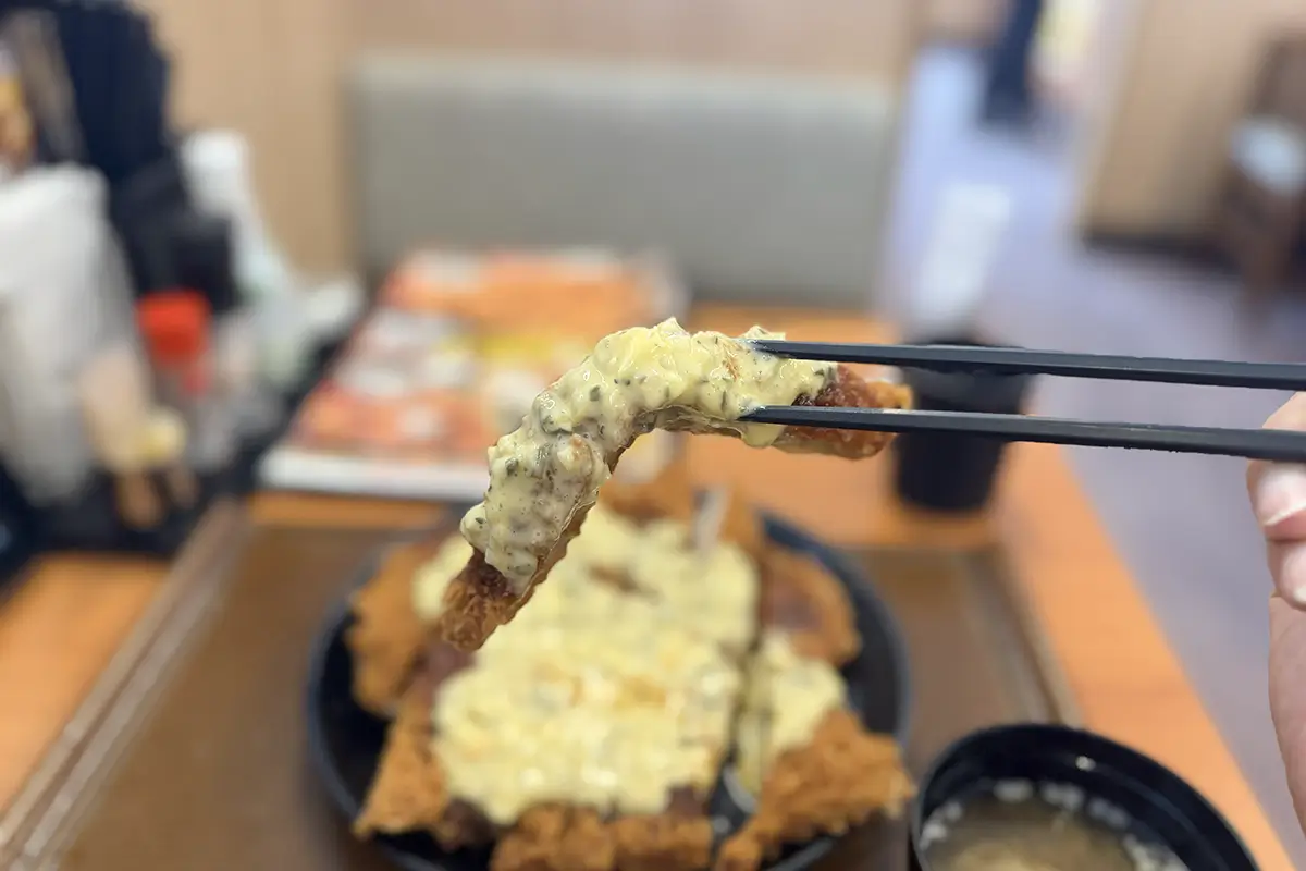 衝撃のチキンドデカツ定食(甘とろタルタル) チキンカツ