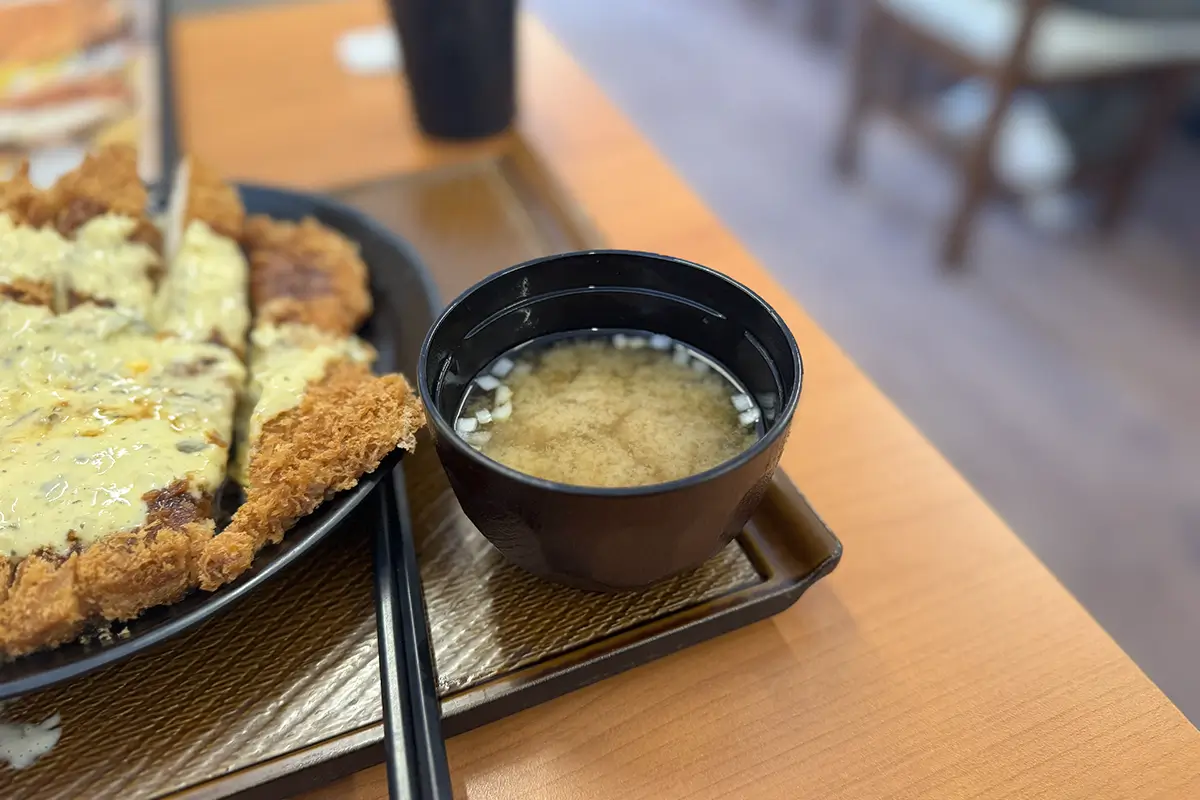 衝撃のチキンドデカツ定食(甘とろタルタル) 味噌汁